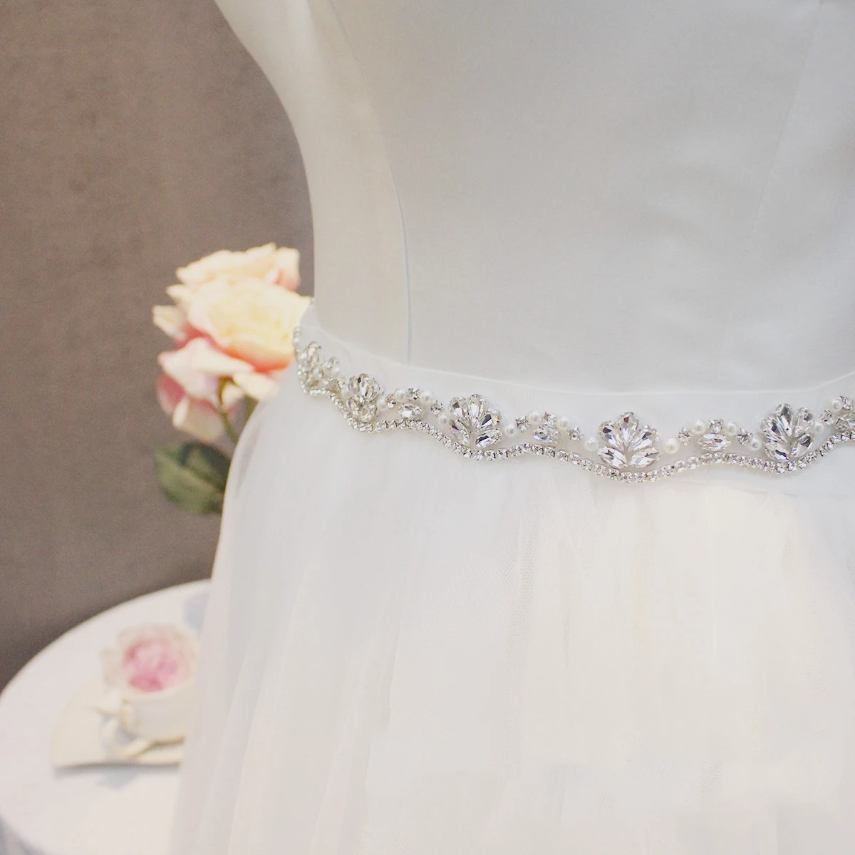 BAZIIINGAAA New Fashion Flashing Diamond Bridal Girdle Wild Wave Thin Belt Wedding Dress With Beautiful Accessories
BAZIIINGAAA New Fashion Flashing Diamond Bridal Girdle Wild Wave Thin Belt Wedding Dress With Beautiful Accessories