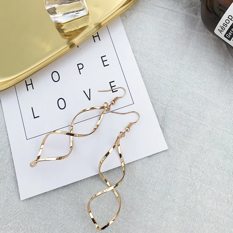 European and American minimalist geometric spiral earrings original design wave eight-character earrings metal curve earrings
European and American minimalist geometric spiral earrings original design wave eight-character earrings metal curve earrings