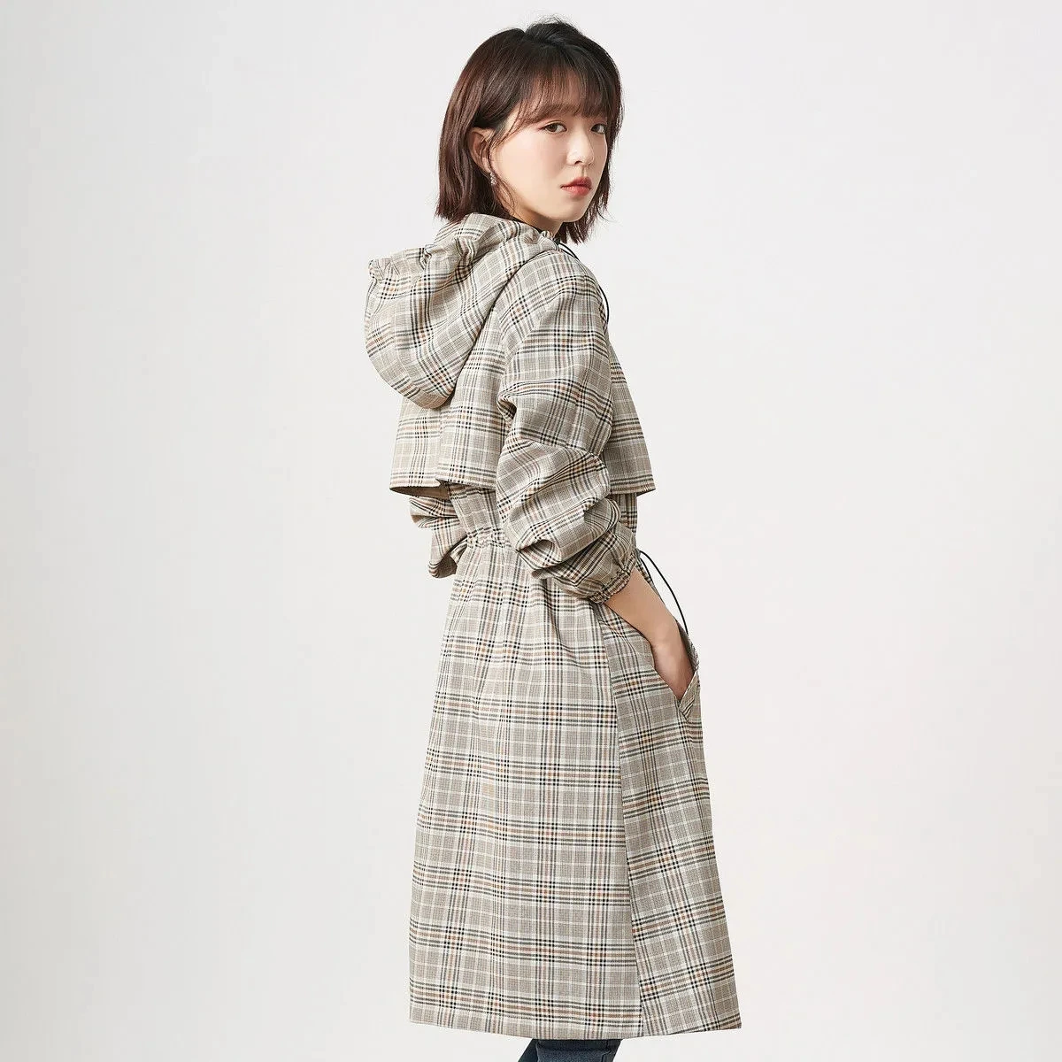 High-end Brand Plaid Coats for Women Summer 2021 New Long Sleeve Hooded Coats Drawstring Waist Loose Plaid Trench Coat
High-end Brand Plaid Coats for Women Summer 2021 New Long Sleeve Hooded Coats Drawstring Waist Loose Plaid Trench Coat