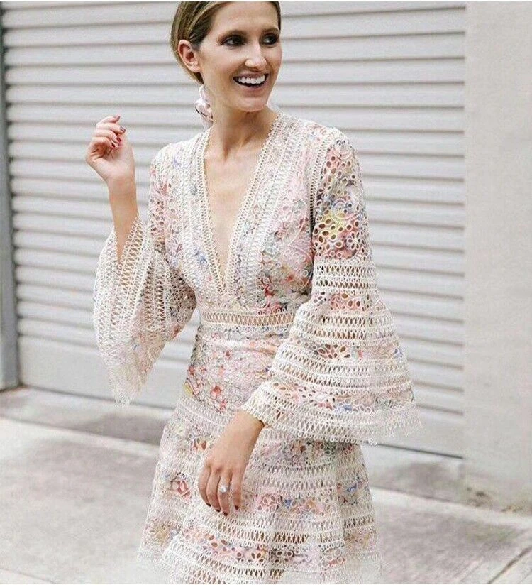 Runway Fashion 2020 Summer Women Sexy V-Neck Flower Embroidery Hollow Out Lace Dress Flare Sleeve Ruffles Pleated Short Dress
Runway Fashion 2020 Summer Women Sexy V-Neck Flower Embroidery Hollow Out Lace Dress Flare Sleeve Ruffles Pleated Short Dress