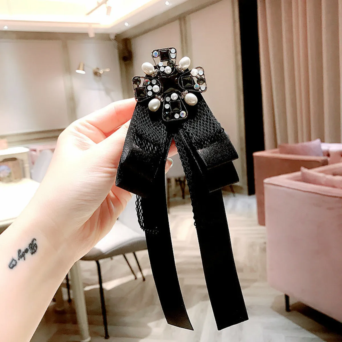 2020 New Korea Style Fashion Women Retro Bow Tie Lace Imitation Rhinestone Pearl Cross Big Brooch for Girl Corsage Accessory
2020 New Korea Style Fashion Women Retro Bow Tie Lace Imitation Rhinestone Pearl Cross Big Brooch for Girl Corsage Accessory