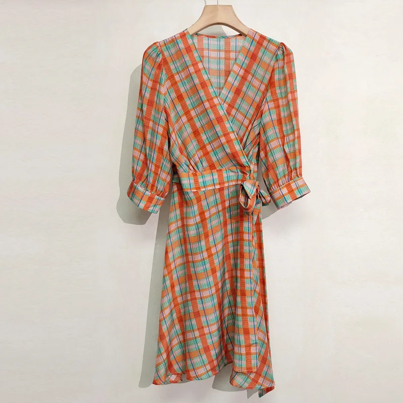 French silk dress women's new style in summer 2021 commuting V-neck printing waist check medium length skirt yn937
French silk dress women's new style in summer 2021 commuting V-neck printing waist check medium length skirt yn937