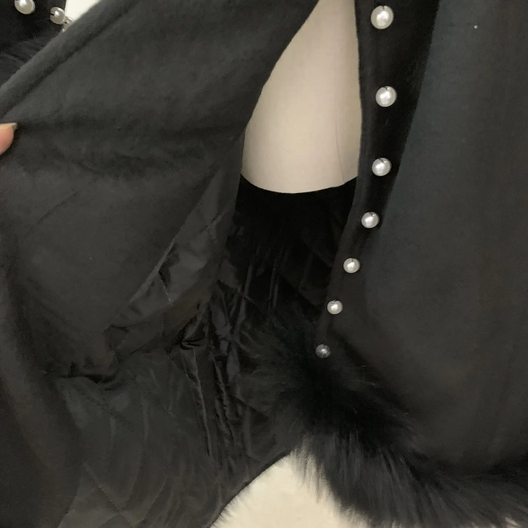 Fox fur stitching cashmere coat women fashion pearl decoration lapel long-sleeved belted slim woolen coat
Fox fur stitching cashmere coat women fashion pearl decoration lapel long-sleeved belted slim woolen coat