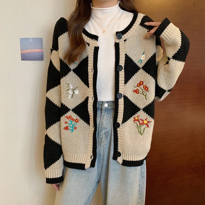 Свитер с вышивкой в клетку и длинным рукавом, новинка 2021, Женский однобортный Кардиган, мягкий Свободный Повседневный вязаный кардиган с кр... 
Свитер с вышивкой в клетку и длинным рукавом, новинка 2021, Женский однобортный Кардиган, мягкий Свободный Повседневный вязаный кардиган с кр...