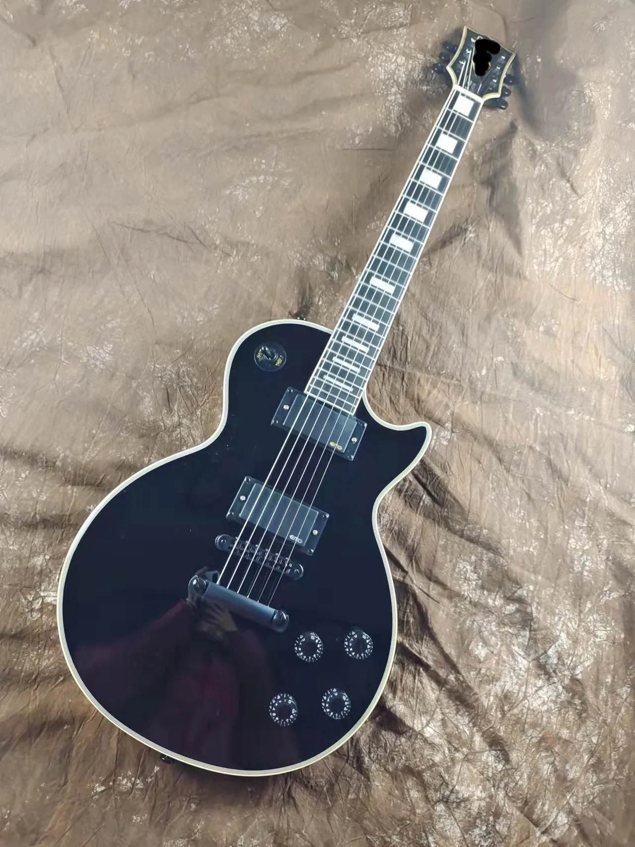 Электрическая гитара, корпус из красного дерева, черный цвет, черное оформление, черное крепление 
Электрическая гитара, корпус из красного дерева, черный цвет, черное оформление, черное крепление