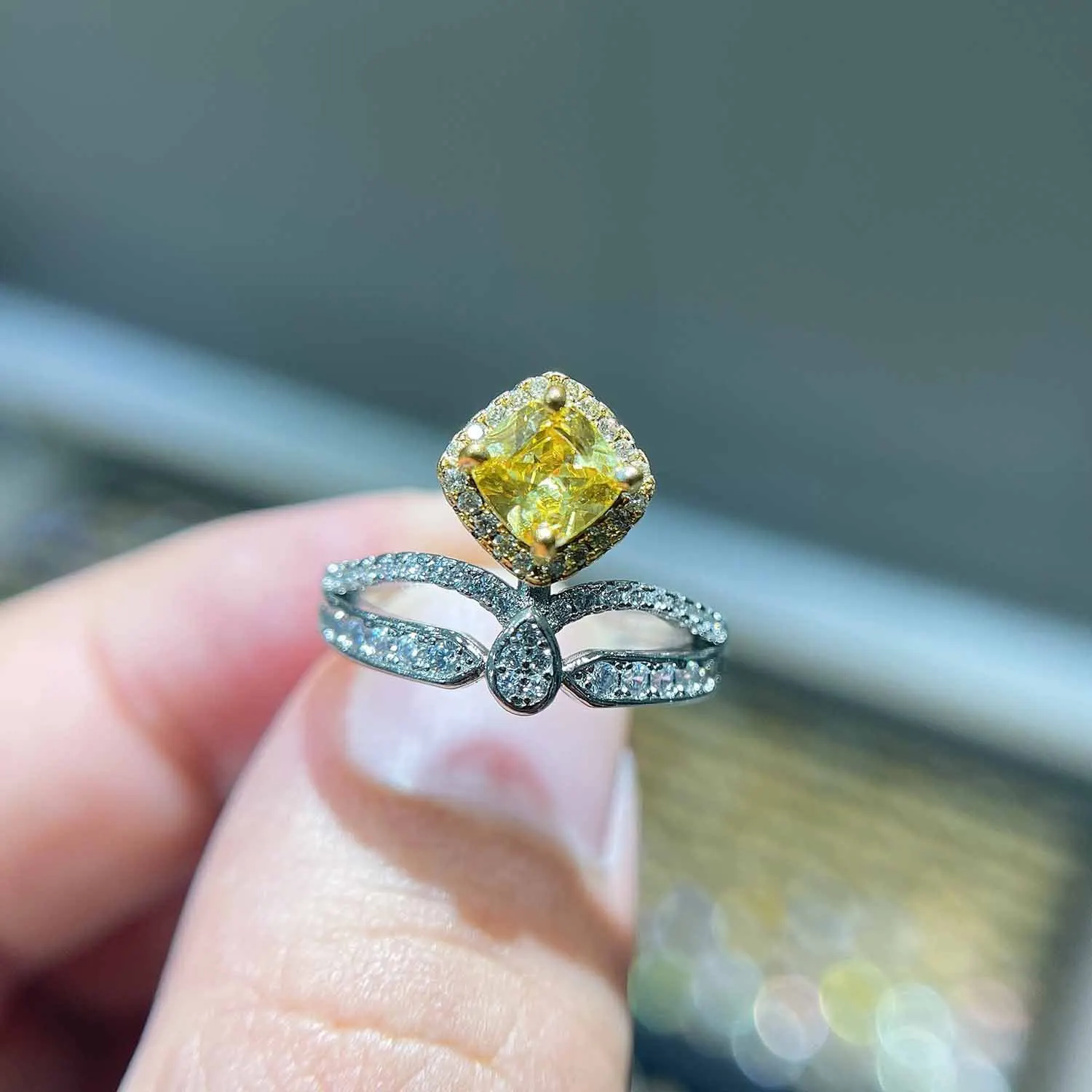 Princess Crown Shiny Yellow Crystal Zircon Women Engagement Rings Proposal Finger Ring for Lover Elegant Female Fashion Jewelry
Princess Crown Shiny Yellow Crystal Zircon Women Engagement Rings Proposal Finger Ring for Lover Elegant Female Fashion Jewelry