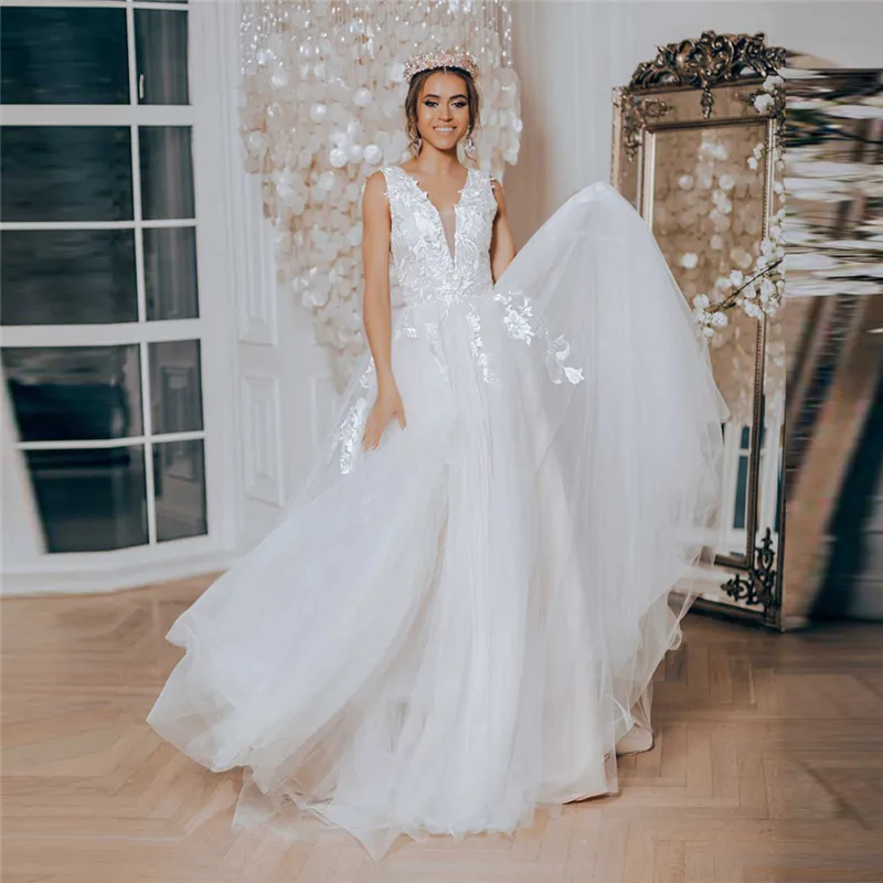 Кружевное свадебное платье с V-образным вырезом и аппликацией
Кружевное свадебное платье с V-образным вырезом и аппликацией