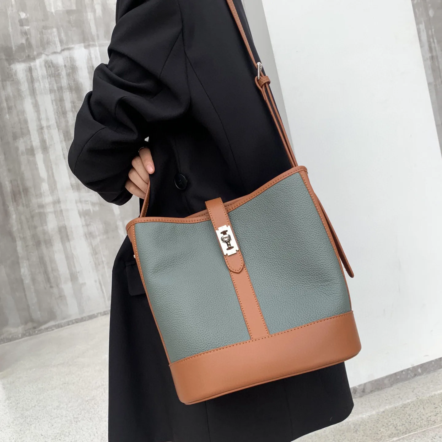 Popular Genuine Leather Women's Bag TOGO First Layer Soft Shoulder Cross Body Bucket Bag
Popular Genuine Leather Women's Bag TOGO First Layer Soft Shoulder Cross Body Bucket Bag