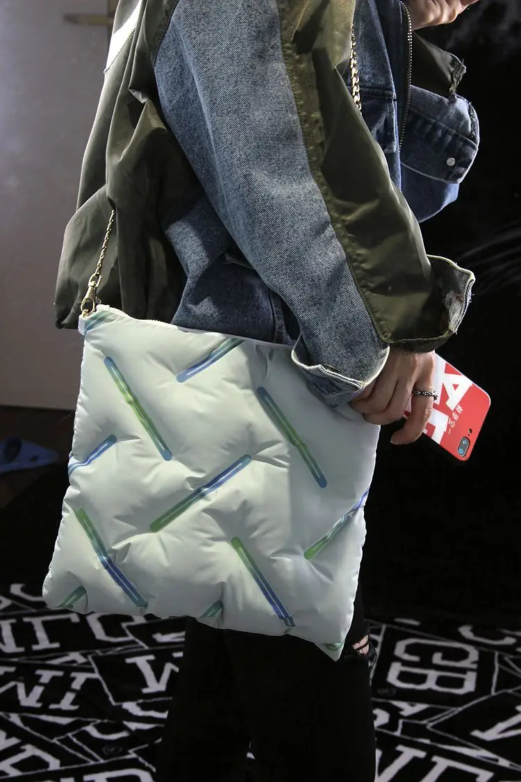Fashion Down Cotton Pillow Shape Women Crossbody Bags Designer Space Pad Cotton Shoulder Bags Large Capacity Chains Totes 2021 
Fashion Down Cotton Pillow Shape Women Crossbody Bags Designer Space Pad Cotton Shoulder Bags Large Capacity Chains Totes 2021