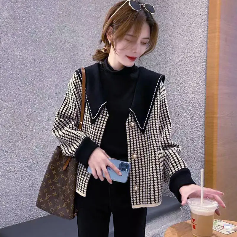 2021Autumn Women New Houndstooth Short Coat doll Collar Diamond Large Lapel Top Coat Female Loose Stitching One-piece JacketA340
2021Autumn Women New Houndstooth Short Coat doll Collar Diamond Large Lapel Top Coat Female Loose Stitching One-piece JacketA340