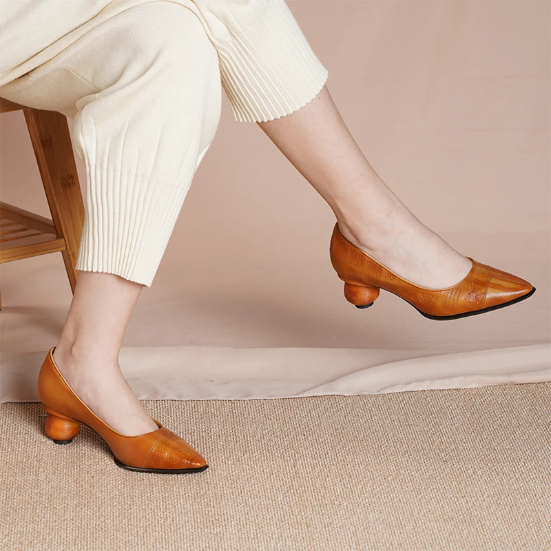 Womens High Heels Sexy Pointed Toe 2021 Classic Genuine Leather Pumps Women Shoes Med Heels OL Shallow Shoes
Womens High Heels Sexy Pointed Toe 2021 Classic Genuine Leather Pumps Women Shoes Med Heels OL Shallow Shoes
