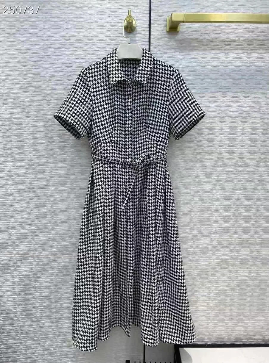 Fyion Runway Fashion Autumn Vintage Midi Dress Women Short Sleeve Houndstooth Print Single Breasted Hot Sale Dresses
Fyion Runway Fashion Autumn Vintage Midi Dress Women Short Sleeve Houndstooth Print Single Breasted Hot Sale Dresses