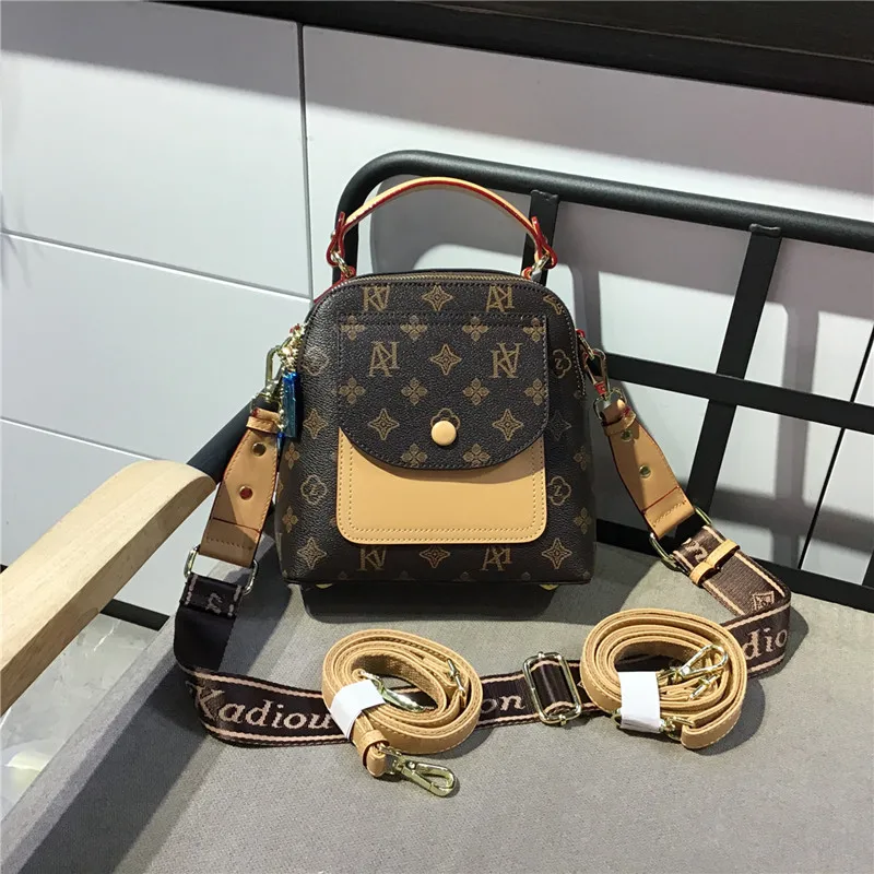 Genuine Leather Women Buckets Luxury Brand Women Bags Top Quality Classical Print Designer Purse and Handbags Channels Handbags
Genuine Leather Women Buckets Luxury Brand Women Bags Top Quality Classical Print Designer Purse and Handbags Channels Handbags