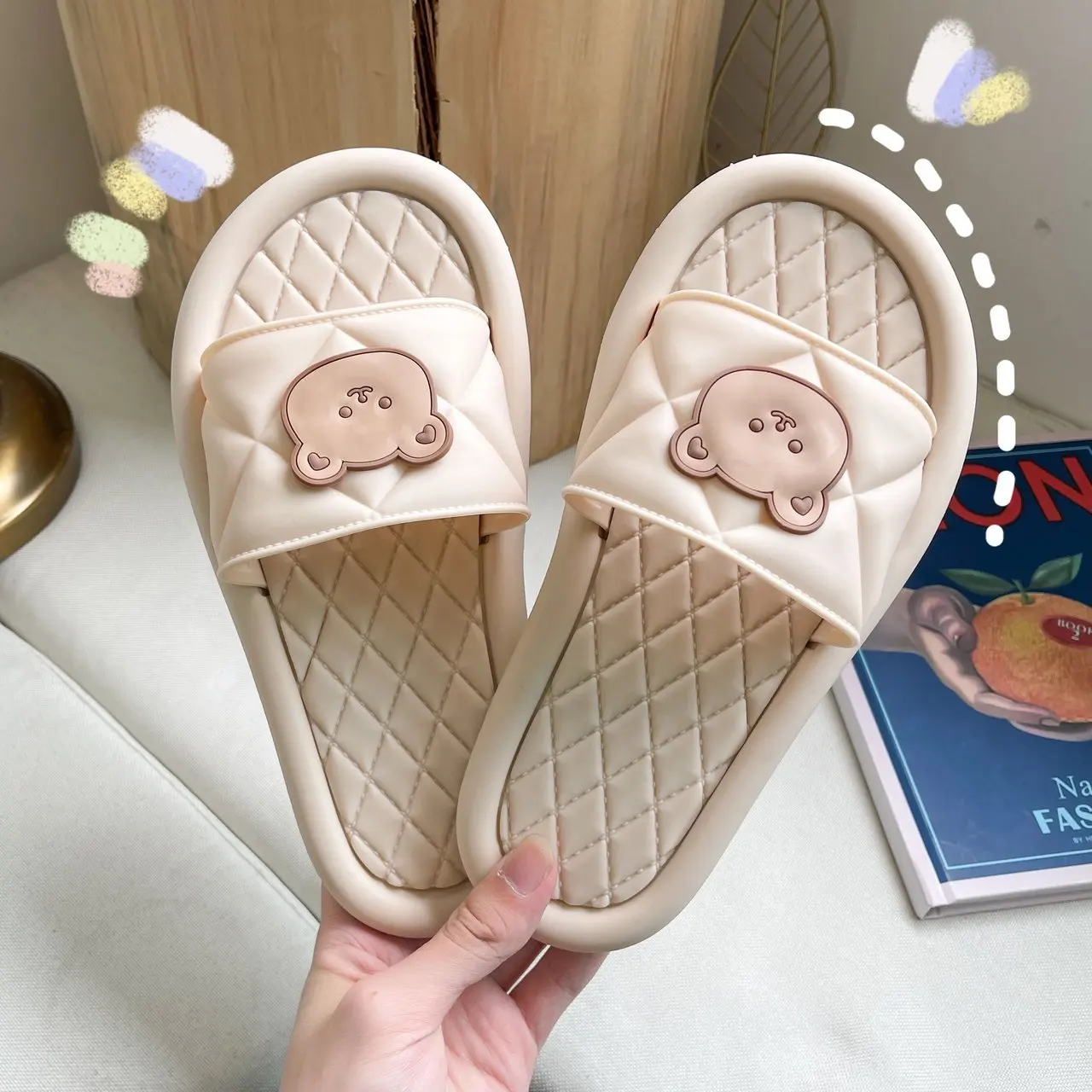 Женские летние шлепанцы Bear, повседневные мягкие сандалии для дома и пляжа, симпатичные Тапочки, 2021
Женские летние шлепанцы Bear, повседневные мягкие сандалии для дома и пляжа, симпатичные Тапочки, 2021