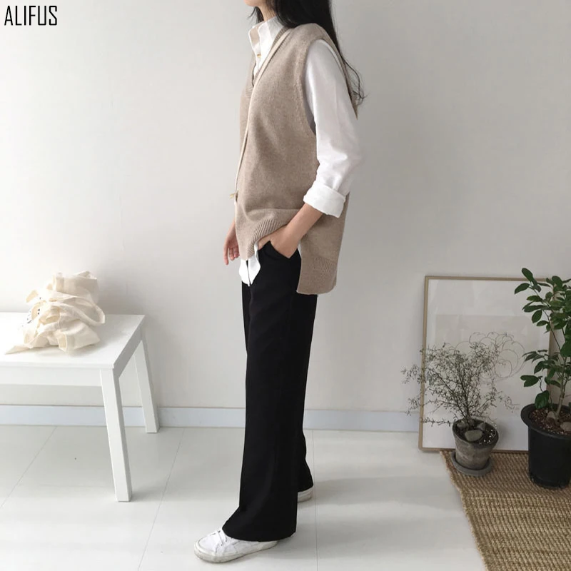 2020 autumn and winter new college style v-neck knit vest women loose split sweater vest 
2020 autumn and winter new college style v-neck knit vest women loose split sweater vest
