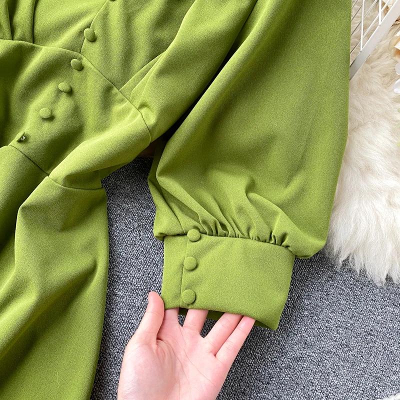 VICONE French Very Fairy Western Style Puff Sleeve Temperament V-neck Buckle Waist Hugging Slimming over the Knee Dress
VICONE French Very Fairy Western Style Puff Sleeve Temperament V-neck Buckle Waist Hugging Slimming over the Knee Dress