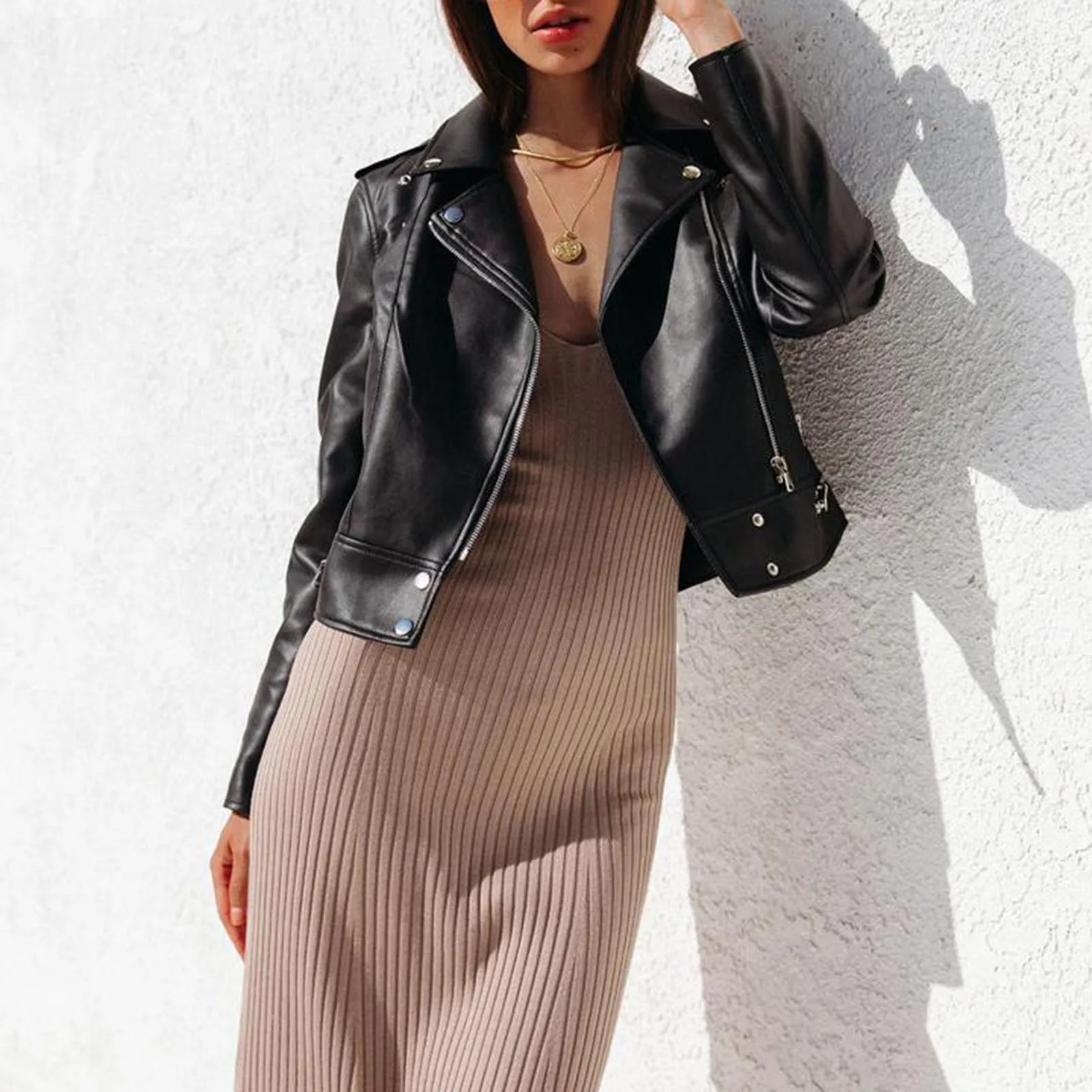 Пальто женское из экокожи, модная винтажная верхняя одежда с длинным рукавом, на пуговицах, с воротником с лацканами, однотонная повседневн...
Пальто женское из экокожи, модная винтажная верхняя одежда с длинным рукавом, на пуговицах, с воротником с лацканами, однотонная повседневн...