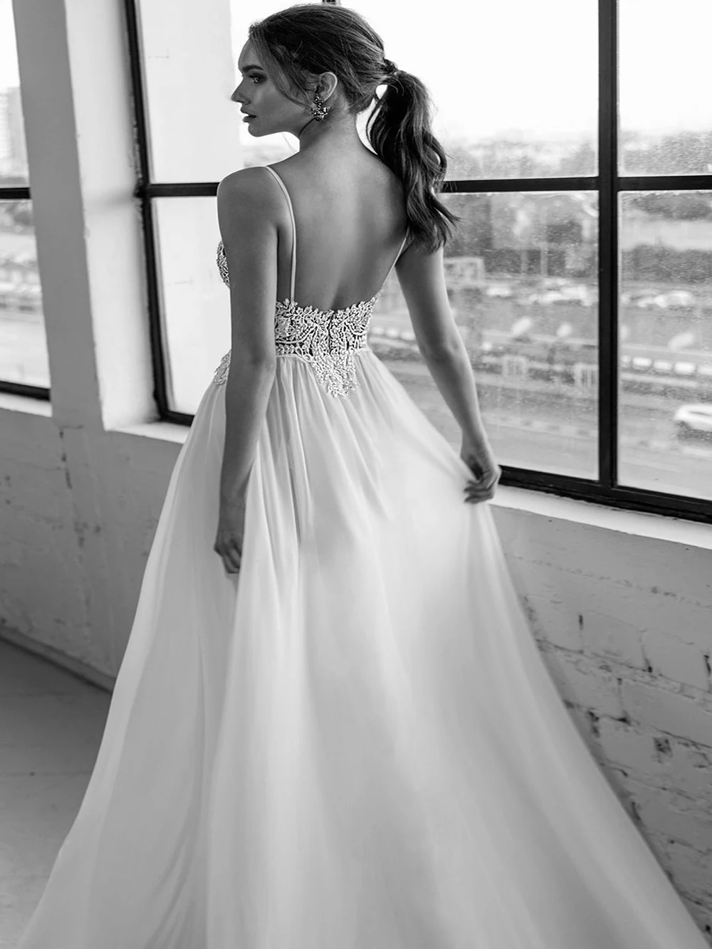 Sexy Beach Wedding Dress with High Slit Spaghetti Straps Sweetheart Sparkling Beading Lace Backless A Line Bridal Gown
Sexy Beach Wedding Dress with High Slit Spaghetti Straps Sweetheart Sparkling Beading Lace Backless A Line Bridal Gown