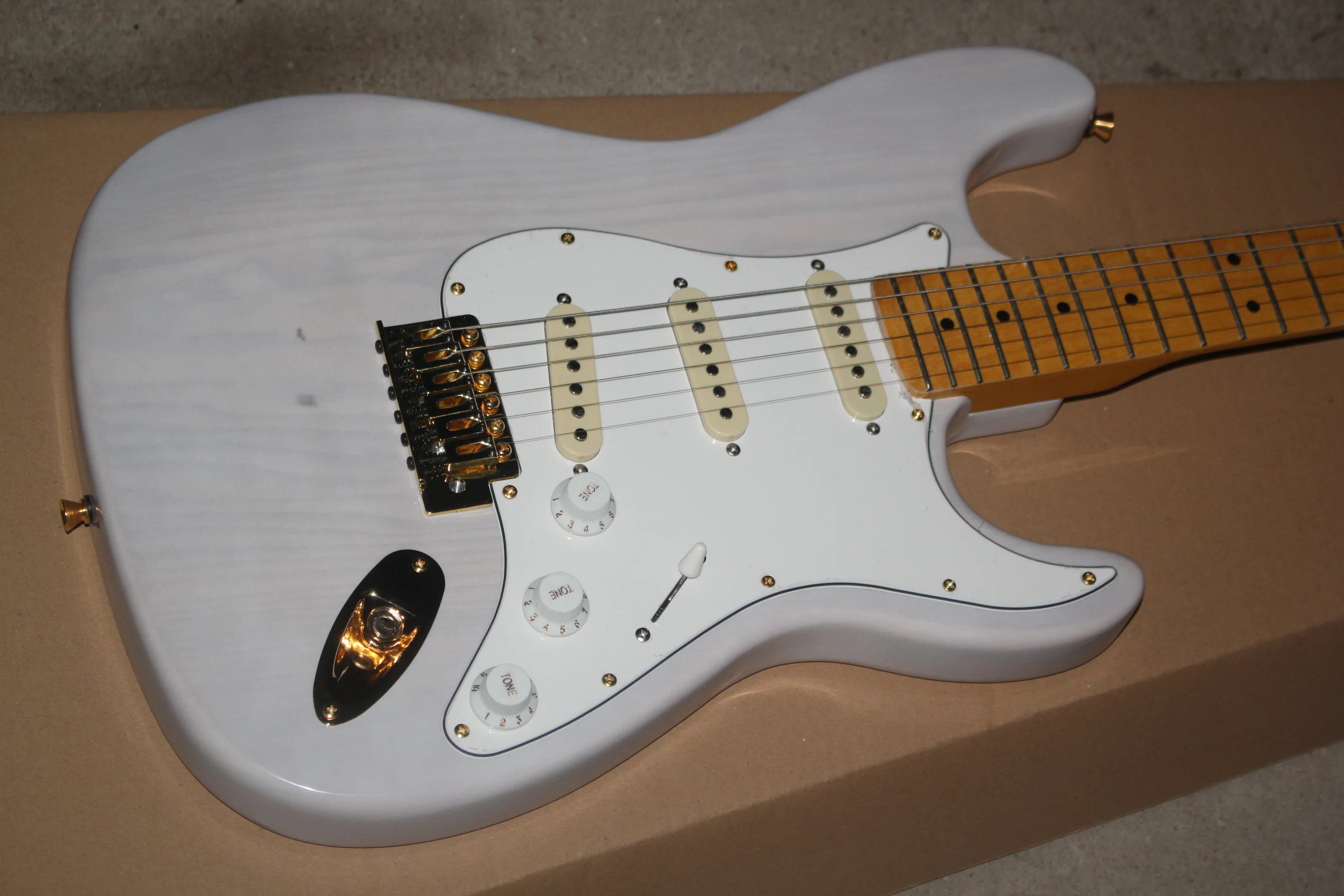 New custom st electric guitar, white guard, SSS retro color pickup and maple fingerboard can be customized as required
New custom st electric guitar, white guard, SSS retro color pickup and maple fingerboard can be customized as required