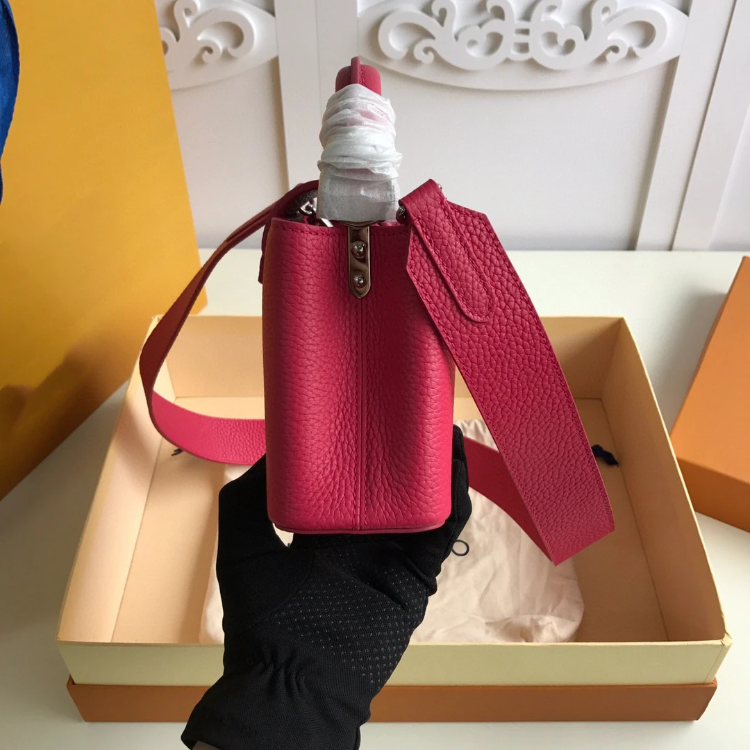 2021 New Red Mini Lady's Portable Shoulder Bag High Quality Leather Exquisite Workmanship Famous Brand Luxury Design Leisure
2021 New Red Mini Lady's Portable Shoulder Bag High Quality Leather Exquisite Workmanship Famous Brand Luxury Design Leisure