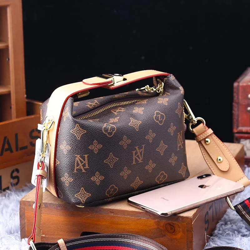Fashion Female Bag 2021 New Wide Shoulder Strap Messenger Bags High Quality Small Square Bags Women Purse and Handbag Sac A Main
Fashion Female Bag 2021 New Wide Shoulder Strap Messenger Bags High Quality Small Square Bags Women Purse and Handbag Sac A Main