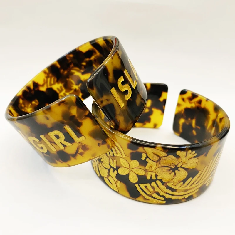 2021 Fashion Bangles Tortoise Acrylic Shell Material with Gold Tonga Engraved Cuff Bracelet for Women Pacific Island
2021 Fashion Bangles Tortoise Acrylic Shell Material with Gold Tonga Engraved Cuff Bracelet for Women Pacific Island