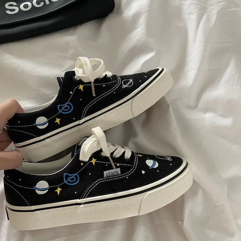 Miaoguan 2021 New Spring Female Fashion Vulcanize Tennis Footwear Sneakers Women's Sports Shoes Planet Anime Kawaii Casual Flats
Miaoguan 2021 New Spring Female Fashion Vulcanize Tennis Footwear Sneakers Women's Sports Shoes Planet Anime Kawaii Casual Flats