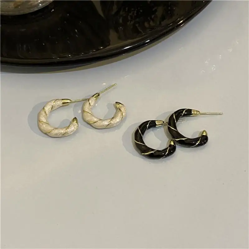 Black and White Cross Ear Ring French Female Niche Design Earrings High-End Light Luxury Earring 2021 Autumn New Trend
Black and White Cross Ear Ring French Female Niche Design Earrings High-End Light Luxury Earring 2021 Autumn New Trend