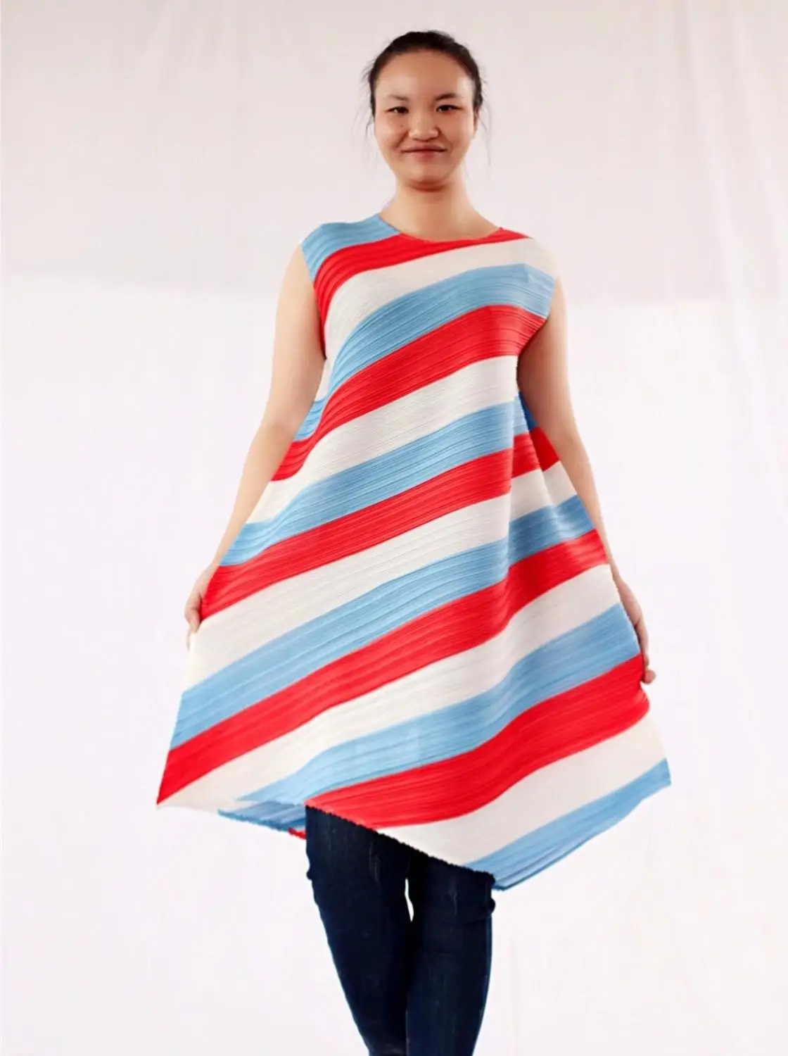 Лидер продаж, платье миаке для показа давления, тонкое платье в полоску, платье неправильной формы со складками, платье без рукавов, в наличи... 
Лидер продаж, платье миаке для показа давления, тонкое платье в полоску, платье неправильной формы со складками, платье без рукавов, в наличи...