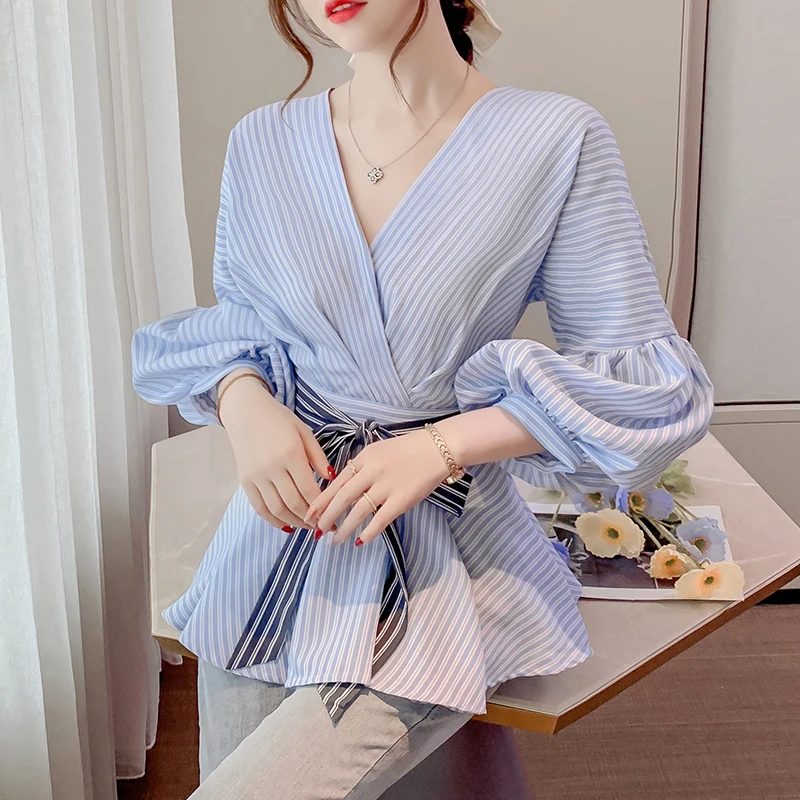 Blusa Lantern Sleeve 2021 New Style Blue Striped Blouses Shirt Women's V-neck Loose Pullover Shirt Bow Womens clothing 216B
Blusa Lantern Sleeve 2021 New Style Blue Striped Blouses Shirt Women's V-neck Loose Pullover Shirt Bow Womens clothing 216B