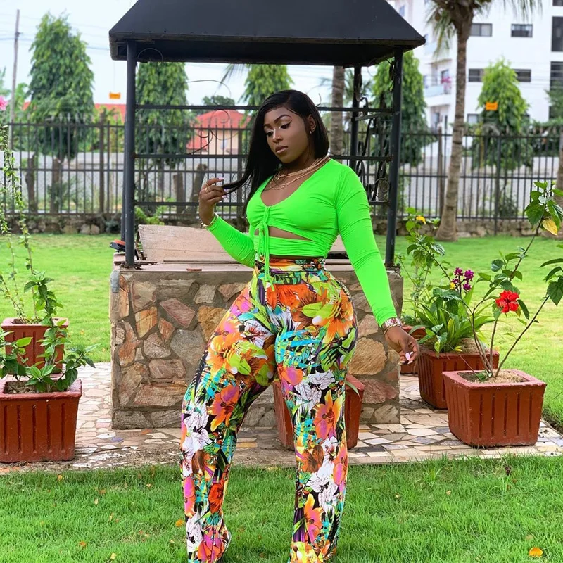 SUWA New Arrival Two Piece Set Fashion Streetwear Women V Neck Long Sleeve Crop Tees And Floral Long Pants Office Lady Suit
SUWA New Arrival Two Piece Set Fashion Streetwear Women V Neck Long Sleeve Crop Tees And Floral Long Pants Office Lady Suit