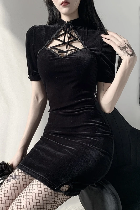Retro palace style dress 2021 European and American slim hollow strap black temperament bag hip skirt 
Retro palace style dress 2021 European and American slim hollow strap black temperament bag hip skirt