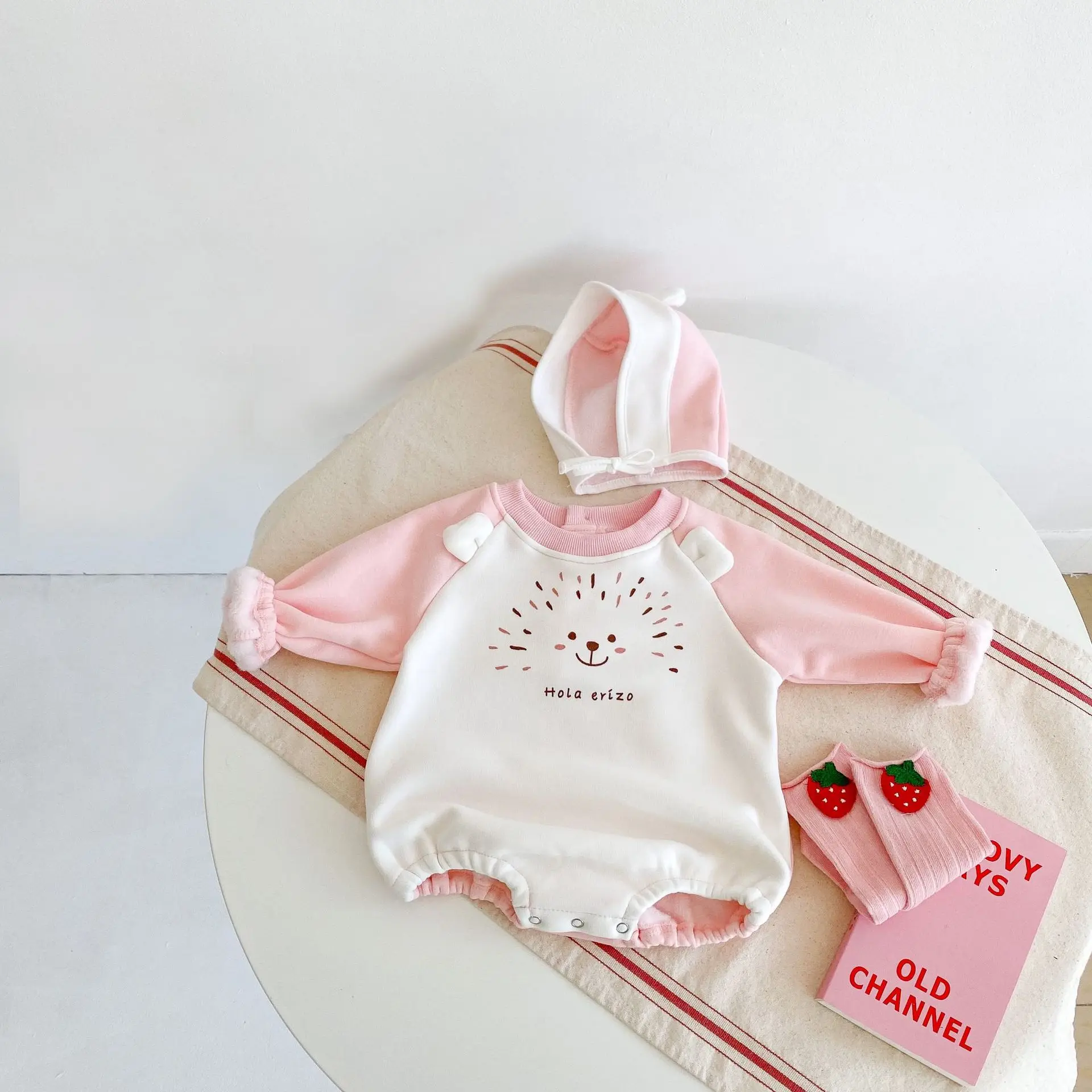 Wholesale Factory 2022 autumn and winter clothing fleece-lined thickened baby cat printed long sleeve triangle romper jumpsuit
Wholesale Factory 2022 autumn and winter clothing fleece-lined thickened baby cat printed long sleeve triangle romper jumpsuit