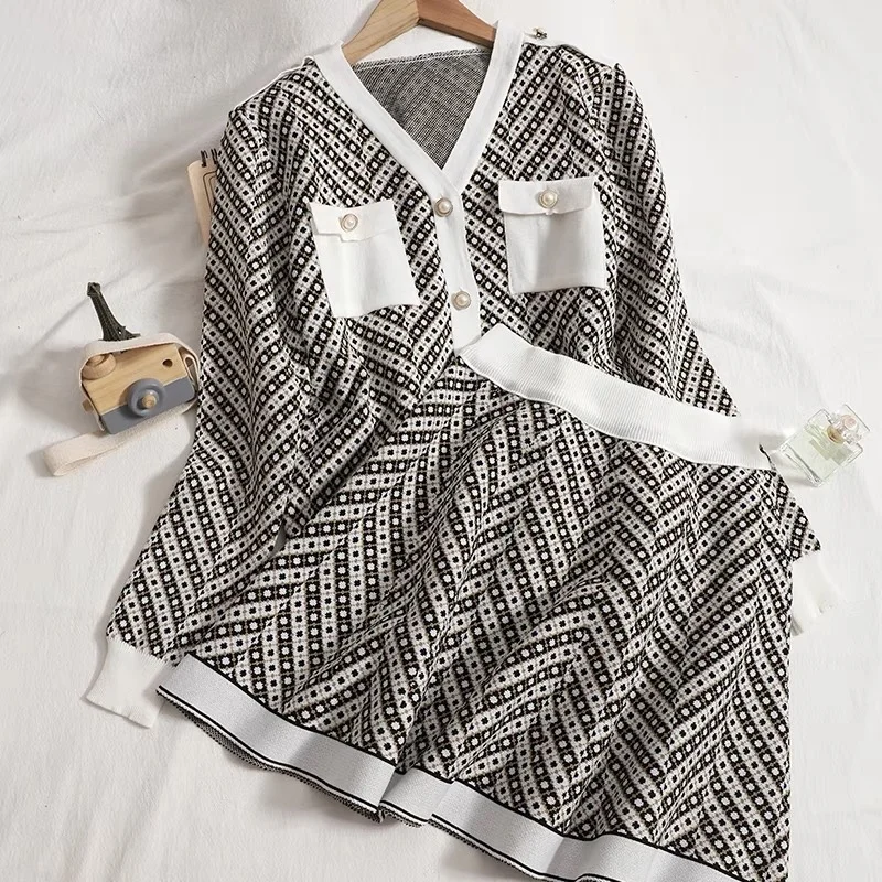 New Autumn Women Knit Skirt Suits 2 Pcs Sets Retro Striped Cardigan Knitted Sweater + A-Line Mini Skirt Ladies Casual Outfits
New Autumn Women Knit Skirt Suits 2 Pcs Sets Retro Striped Cardigan Knitted Sweater + A-Line Mini Skirt Ladies Casual Outfits