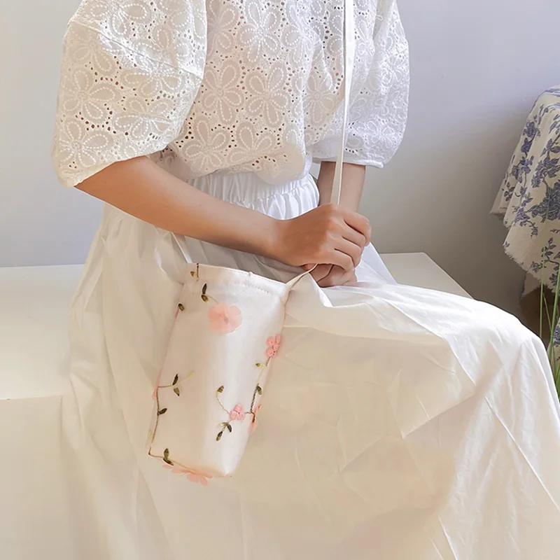 New Embroidery Flower Crossbody Bag Canvas Mini Shoulder Messenger Bag Women Casual Little Hand Bags Simple Water Cup Handbag
New Embroidery Flower Crossbody Bag Canvas Mini Shoulder Messenger Bag Women Casual Little Hand Bags Simple Water Cup Handbag