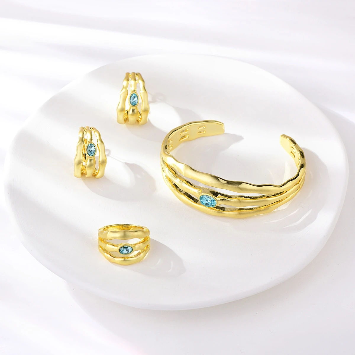 Viennois Dubai Gold Jewelry Sets for Women Blue White Rhinestone Geometric Ring Earrings Cuff Bangle Indian Wedding Jewelry Set
Viennois Dubai Gold Jewelry Sets for Women Blue White Rhinestone Geometric Ring Earrings Cuff Bangle Indian Wedding Jewelry Set