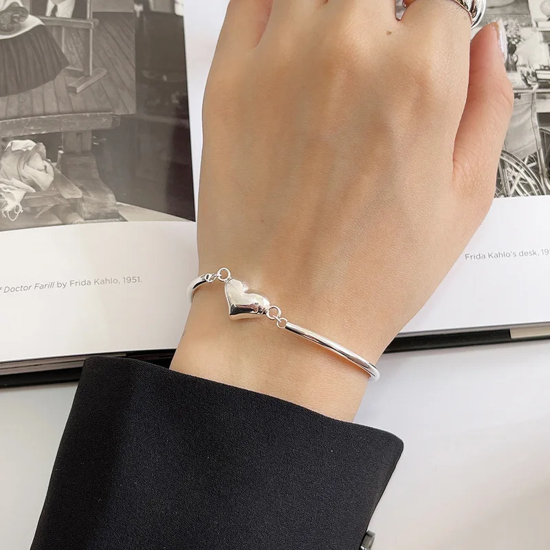 VSnow Minimalist Love Heart Bangle for Women Fashion Fine Silver Color Metallic Charming Wedding Bangle Jewellery Accessories
VSnow Minimalist Love Heart Bangle for Women Fashion Fine Silver Color Metallic Charming Wedding Bangle Jewellery Accessories