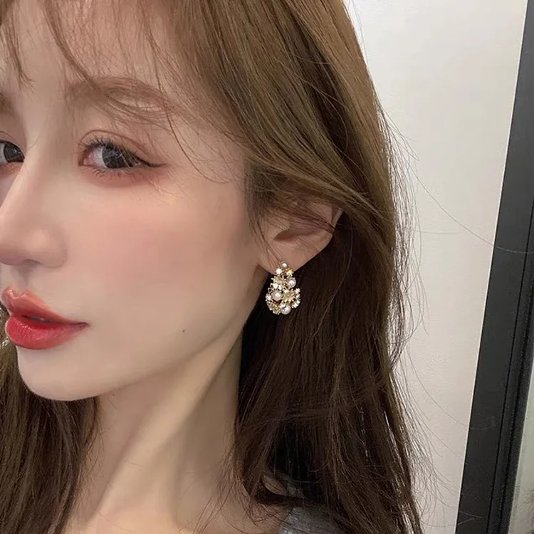 Women's Exquisite Flower Earring Vintage Zircon Pearl Shell Earrings Charm Female Jewelry Korean Fashion Accessories
Women's Exquisite Flower Earring Vintage Zircon Pearl Shell Earrings Charm Female Jewelry Korean Fashion Accessories