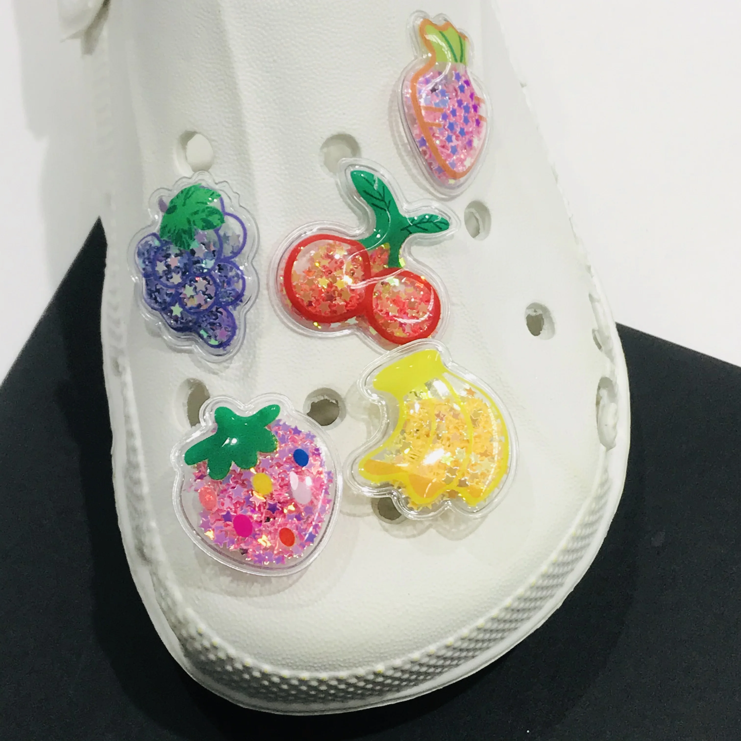 1Pcs Fruit Cherry Blown Sand Shiny Accessories Shoe Charms Shoes Buckle DIY Wristbands Shoes Kids Gift Decoration
1Pcs Fruit Cherry Blown Sand Shiny Accessories Shoe Charms Shoes Buckle DIY Wristbands Shoes Kids Gift Decoration