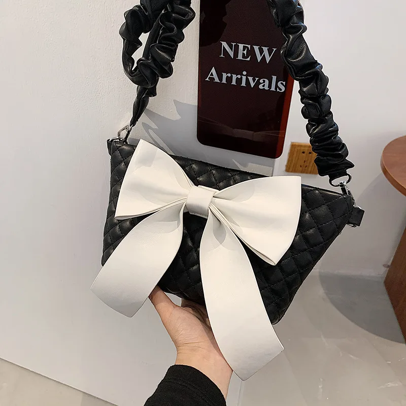 High-quality Ladies Bow-knot Underarm Shoulder Bag 2021 New Trendy Summer Female Bag Korean Female Bag Folds Sweet Girl Tote Bag
High-quality Ladies Bow-knot Underarm Shoulder Bag 2021 New Trendy Summer Female Bag Korean Female Bag Folds Sweet Girl Tote Bag