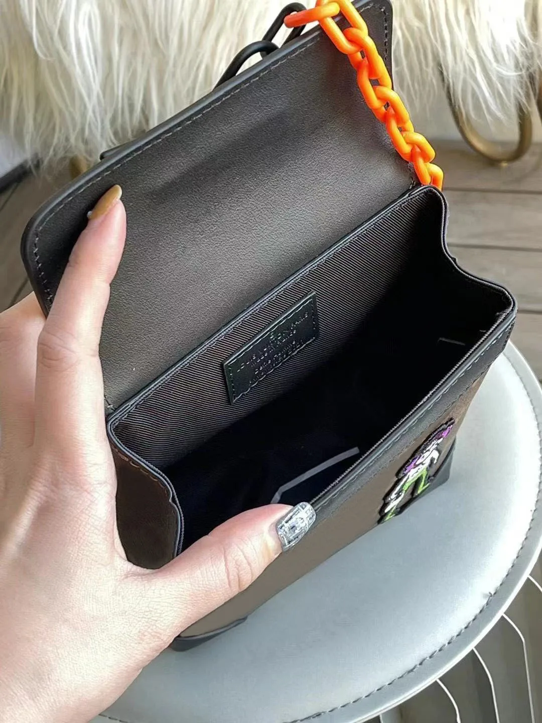 100% Cow Leather Zoom and Friends Embroidered Patch Compact Steamer Mens Crossbody Shoulder Bag Orange Chains Tote Bags Handbags 
100% Cow Leather Zoom and Friends Embroidered Patch Compact Steamer Mens Crossbody Shoulder Bag Orange Chains Tote Bags Handbags