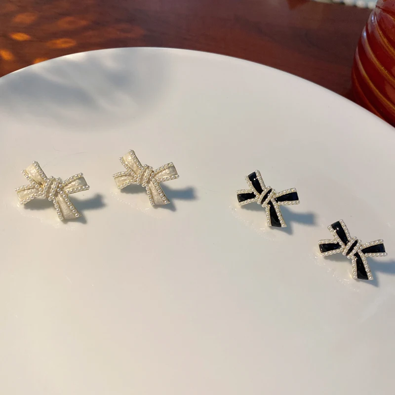 Sweet Jewelry Black White Bowknot Earrings Popular Design Simulated Pearl Delicate Stud Earrings For Women Gifts Wholesale
Sweet Jewelry Black White Bowknot Earrings Popular Design Simulated Pearl Delicate Stud Earrings For Women Gifts Wholesale