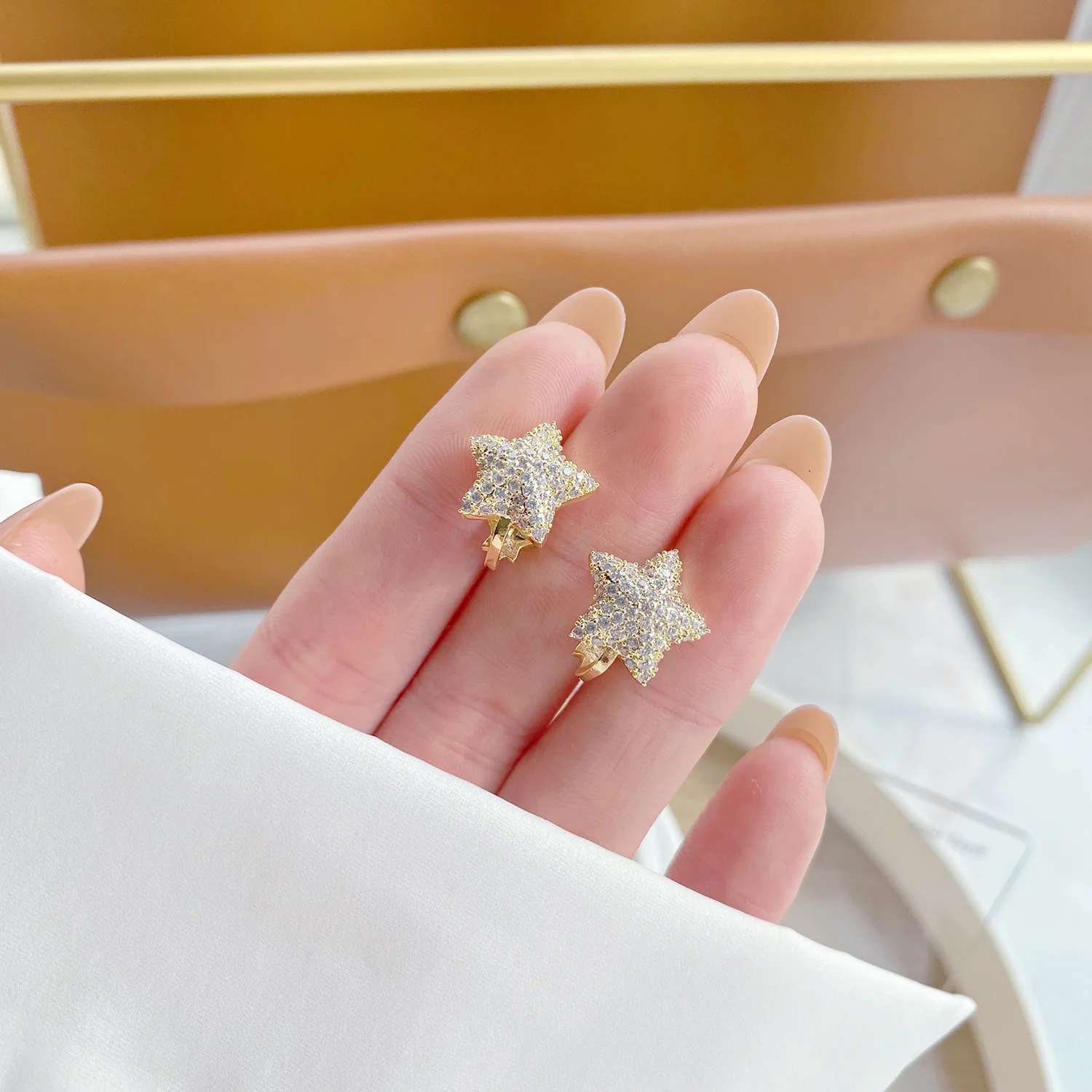 Design Sense Golden Five-pointed Star Micro-inlaid Zircon Temperament Sparkling Exquisite Stud Earrings For Women Jewelry
Design Sense Golden Five-pointed Star Micro-inlaid Zircon Temperament Sparkling Exquisite Stud Earrings For Women Jewelry