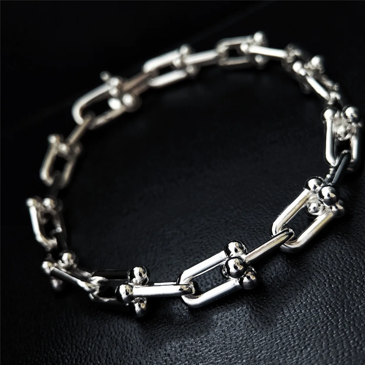 1:1 Female buckle sterling silver bracelet, hardware bracelet, 925 silver sterling, engagement, gift of the bride, high quality
1:1 Female buckle sterling silver bracelet, hardware bracelet, 925 silver sterling, engagement, gift of the bride, high quality