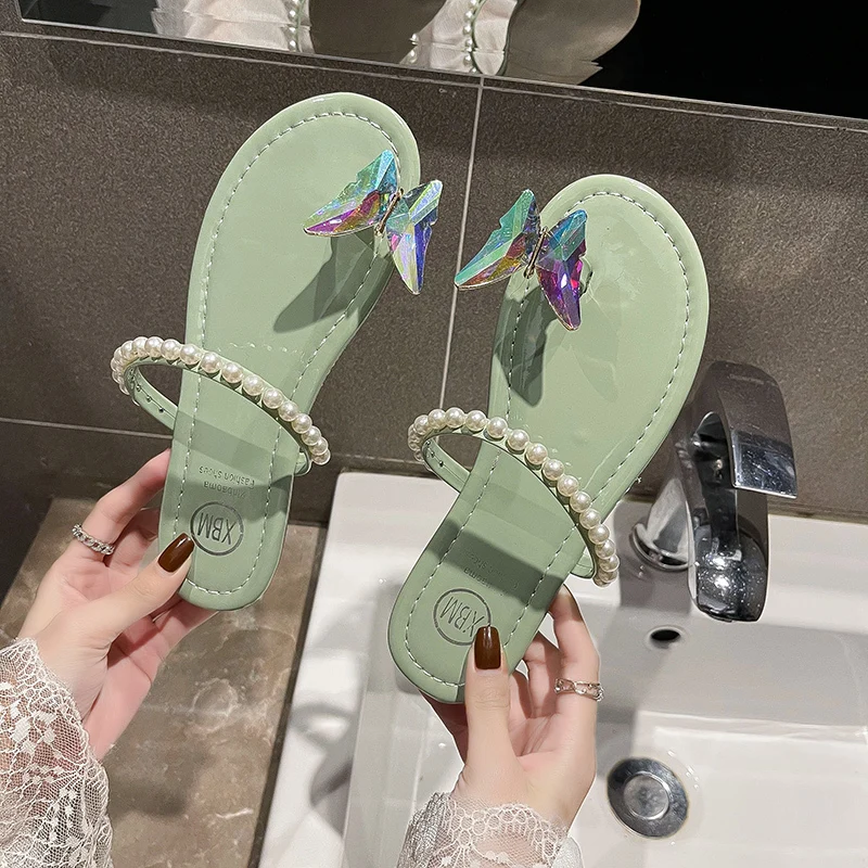 Женские летние шлепанцы, лето 2021, модные дизайнерские сандалии на плоской подошве, шлепанцы, роскошная пляжная обувь с бабочками и блесткам... 
Женские летние шлепанцы, лето 2021, модные дизайнерские сандалии на плоской подошве, шлепанцы, роскошная пляжная обувь с бабочками и блесткам...
