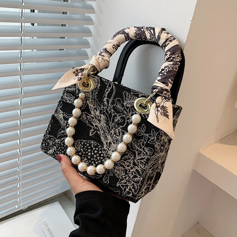 Mini Woven Crossbody Shoulder Bags with Short Handle 2021 Luxury Ladies Beading Top Handle Handbags Silk Scarf Designer Totes
Mini Woven Crossbody Shoulder Bags with Short Handle 2021 Luxury Ladies Beading Top Handle Handbags Silk Scarf Designer Totes