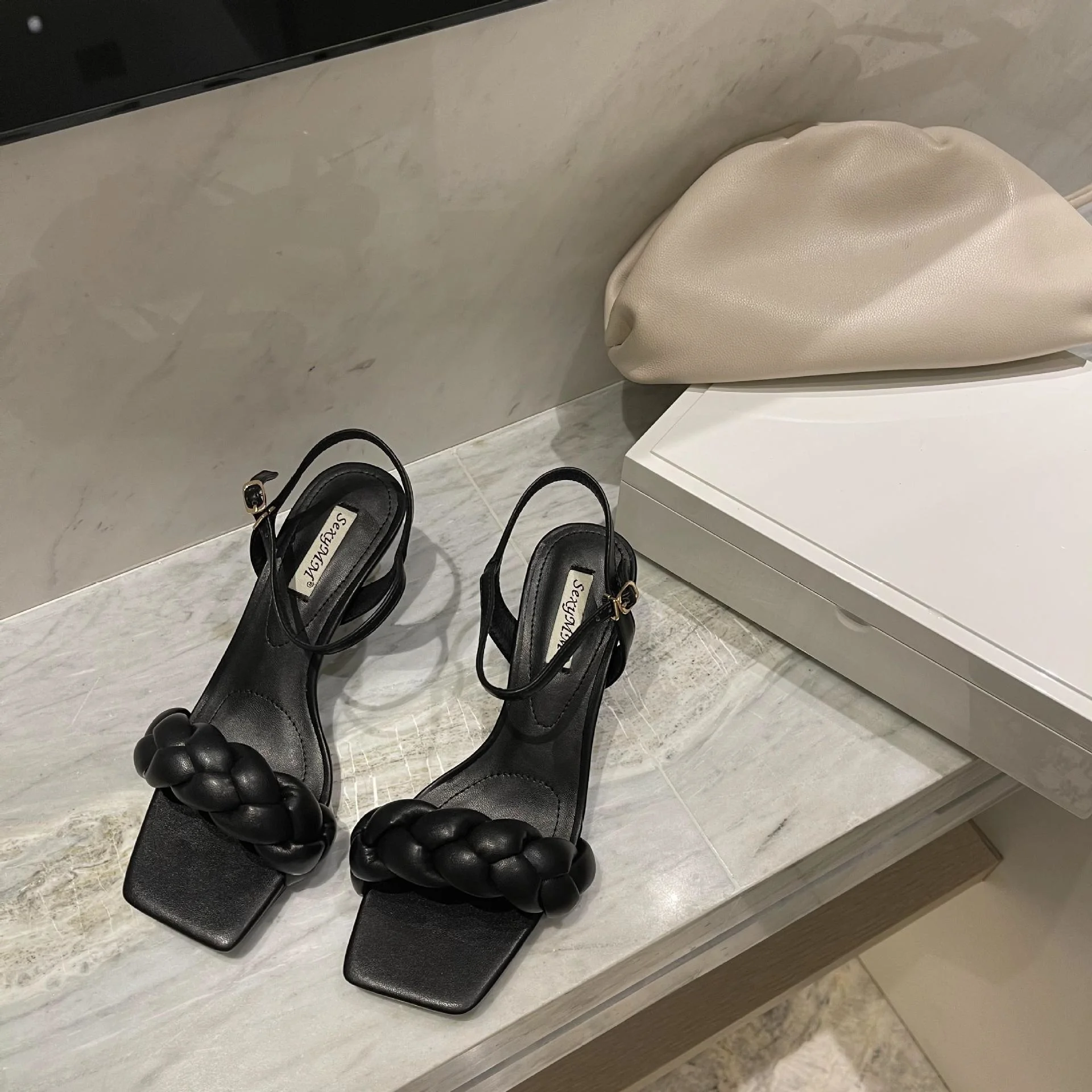 Women's sandals 2021 new summer fairy style woven one line sandals with simple middle heel
Women's sandals 2021 new summer fairy style woven one line sandals with simple middle heel