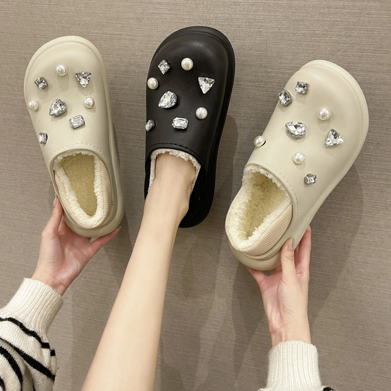 Кроссовки женские зимние с круглым носком, на платформе, со стразами 
Кроссовки женские зимние с круглым носком, на платформе, со стразами