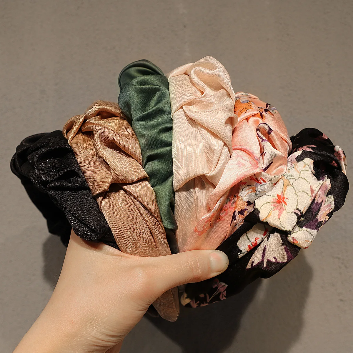 Women Hairbands Simulation Silk Satin Headband Luxury Retro Printing Pleated Headband Bezel Ladies Hair Hoop Hair Accessories
Women Hairbands Simulation Silk Satin Headband Luxury Retro Printing Pleated Headband Bezel Ladies Hair Hoop Hair Accessories