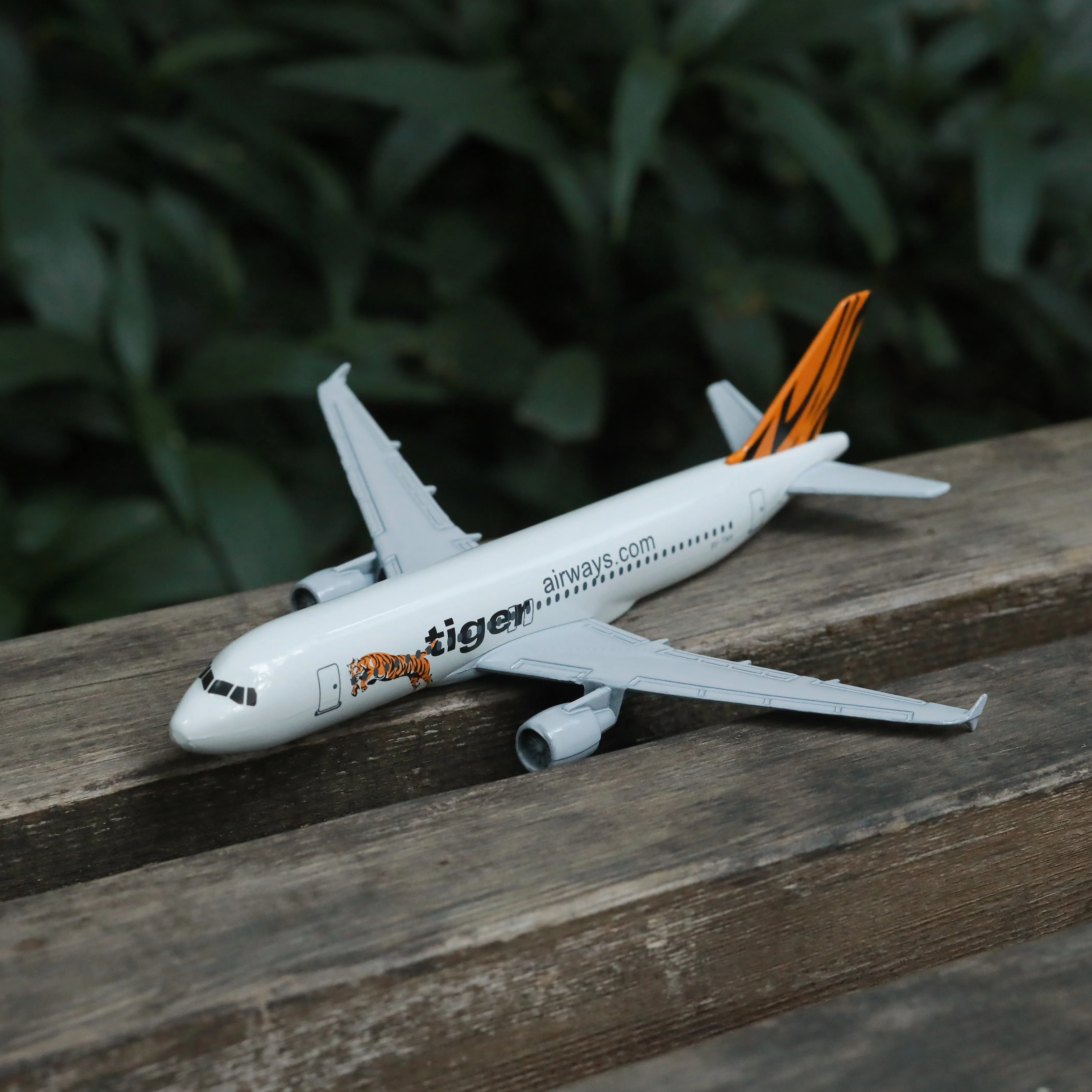 Singapore Tiger A320 Airplane Diecast Aircraft Model 6" Metal Aeroplane Home Office Decor Mini Moto Toys for Children
Singapore Tiger A320 Airplane Diecast Aircraft Model 6" Metal Aeroplane Home Office Decor Mini Moto Toys for Children